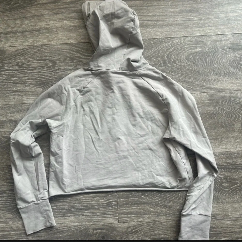 NVGTN Light Gray Cropped Sweatshirt Sz M nwot - Picture 5 of 5